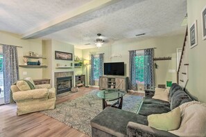 Living area - Cute Dahlonega Home 8 Mi to Chestatee River! (Dahlonega)