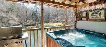 ที่พักสำหรับครอบครัวที่อยู่แยกจากตัวใน Dahlonega พร้อมบ่อน้ำร้อน!