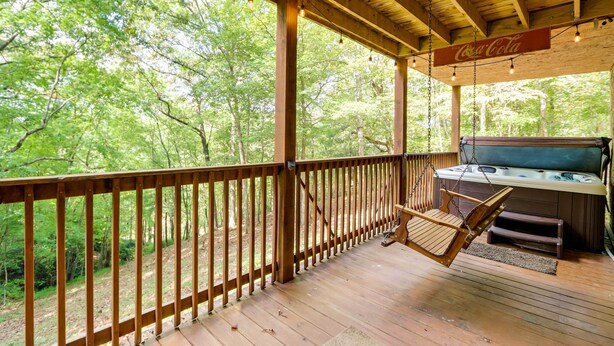 Outdoor spa tub - On Fightingtown Creek: Forested Mccaysville Cabin! (McCaysville)
