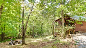 Interior - On Fightingtown Creek: Forested Mccaysville Cabin! (McCaysville)
