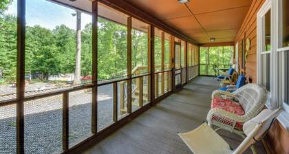 Cozy Hiawassee Cabin - 4 Mi to Lake Chatuge!