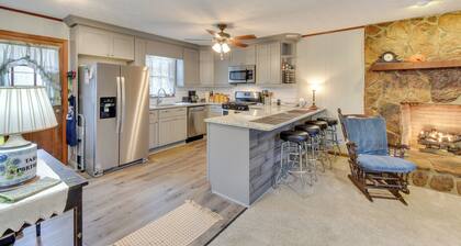 Cozy Hiawassee Cabin - 4 Mi to Lake Chatuge!