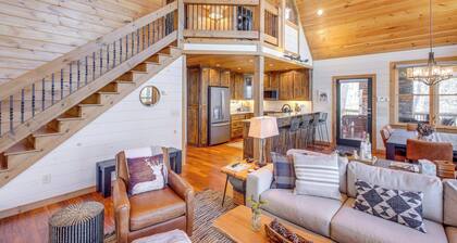 Luxury Mineral Bluff Cabin With Deck & Hot Tub!