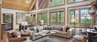 Luxury Mineral Bluff Cabin With Deck & Hot Tub!