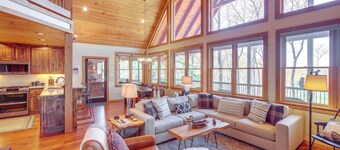 Luxury Mineral Bluff Cabin With Deck & Hot Tub!