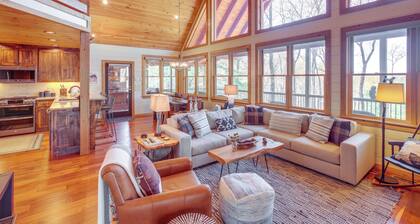 Luxury Mineral Bluff Cabin With Deck & Hot Tub!
