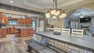 House (5 Bedrooms) | Interior