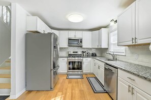 Microondas, horno, placa de cocina y lavavajillas