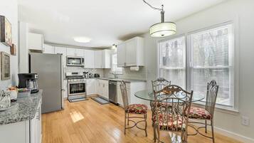 Een microgolfoven, een oven, een kookplaat, een vaatwasser