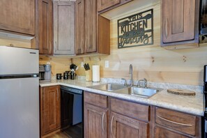 House (1 Bedroom) | Interior - Lakeside Cabin w/ Kayaks: Near Cloudland Canyon! (Trenton)