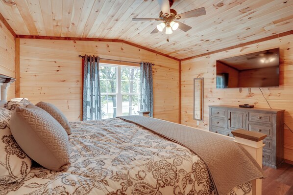 House (1 Bedroom) | Interior - Lakeside Cabin w/ Kayaks: Near Cloudland Canyon! (Trenton)