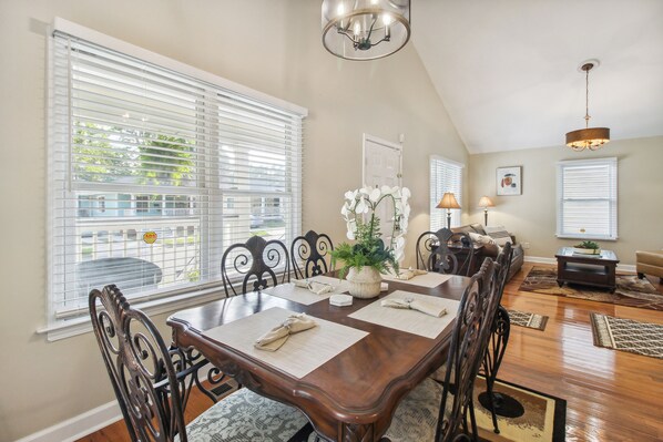 Dining - Savannah Home w/ Patio & Grill ~ 2 Mi to Downtown (Savannah)