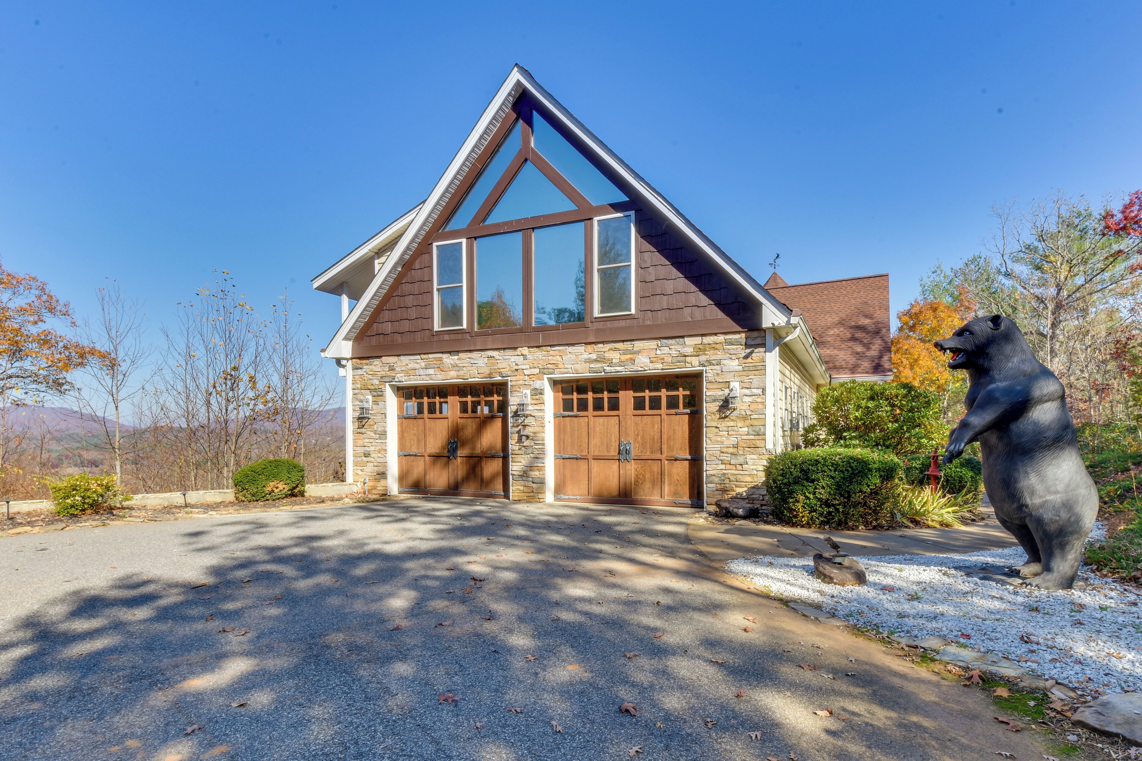 House (6 Bedrooms) | Interior