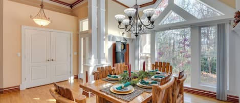 House (6 Bedrooms) | Interior
