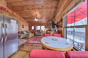 TV, caminetto, libri