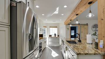 House (4 Bedrooms) | Private kitchen | Microwave, oven, stovetop, dishwasher