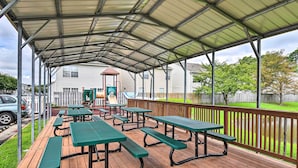 A covered outdoor area with picnic tables and a playground. - Buckroe Beach Retreat 5 Min to the Sand (Hampton)