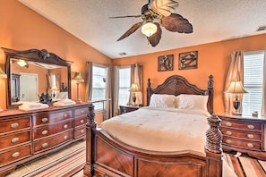 House (3 Bedrooms) | Interior - Hampton Home w/ Fireplace + Close to Beaches! (Hampton)