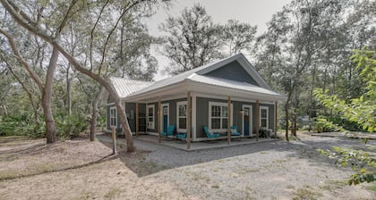 Charming Darien Hideaway w/ Porch, Near Downtown!