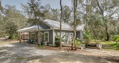 Charming Darien Hideaway w/ Porch, Near Downtown!