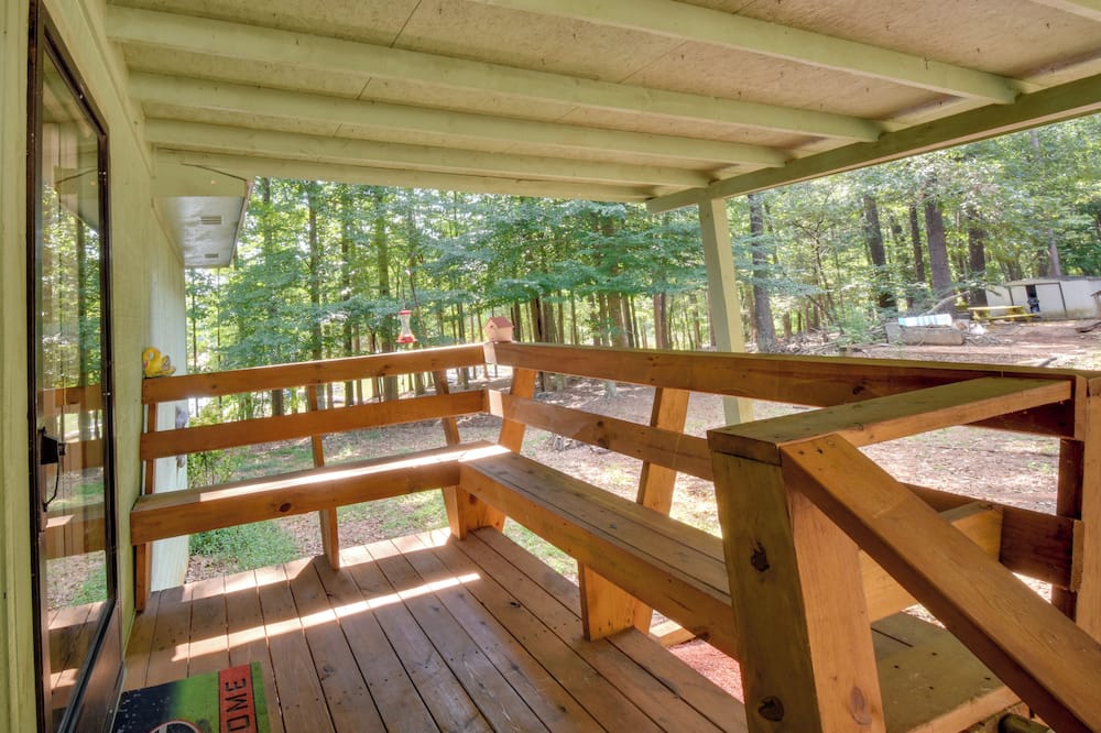 Peaceful Lake Hartwell Gem w/ Boat Dock - Lavonia, GA