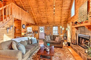 Interior - Mnt View Cabin w/ Hot Tub Near Golf & Fishing (Mineral Bluff)