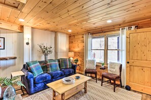 TV, fireplace, books - Mnt View Cabin w/ Hot Tub Near Golf & Fishing (Mineral Bluff)