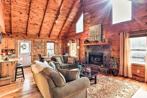 TV, fireplace, books - Mnt View Cabin w/ Hot Tub Near Golf & Fishing (Mineral Bluff)