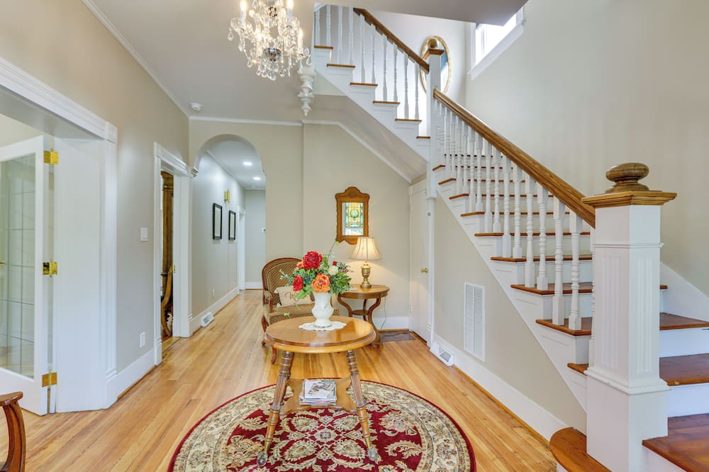 Danville Retreat w/ Hot Tub & Cozy Fireplace! - Ruffin, NC