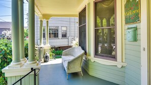 A porch with a wicker chair, a welcome sign, and a mailbox. - Historical Portland Home < 2 Mi to Downtown! (Portland)