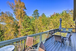 Outdoor dining - Toccoa Home on Tugaloo River at Lake Hartwell (Toccoa)