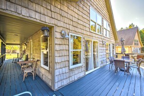 Outdoor dining - Toccoa Home on Tugaloo River at Lake Hartwell (Toccoa)