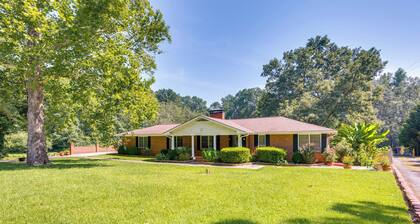 ~ 13 Mi to Atlanta: Private Stone Mountain Getaway