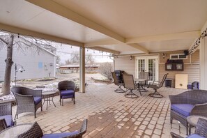 A covered patio with wicker furniture, a table, and chairs. - Convenient Cedar City Studio < Half-mi to Downtown (Cedar City)