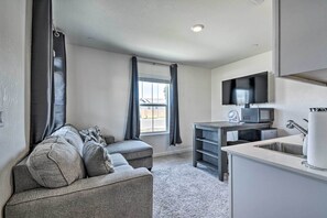 Apartment (0 Bedroom) | Living area