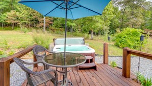 Outdoor spa tub - The Sunrise Cottage w/ Hot Tub, 3 Mi to Downtown (Blue Ridge)