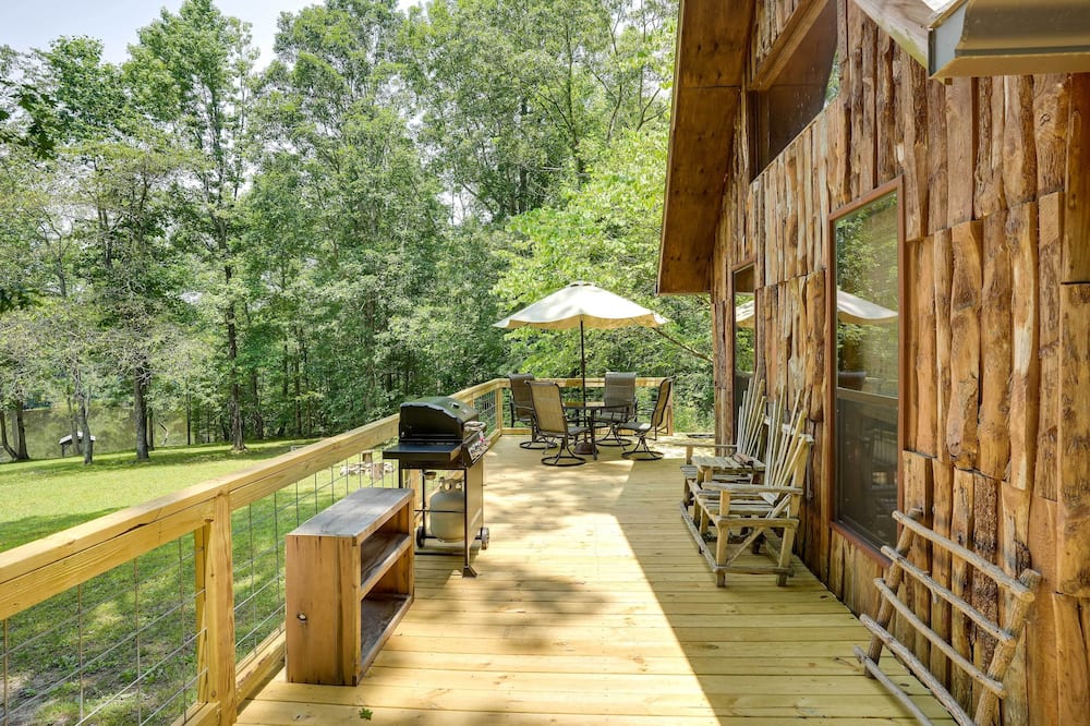 Cozy Georgia Abode w/ Deck, Fire Pit & Lake Access - Lyerly, GA