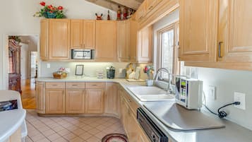 Huis (3 Bedrooms) | Privékeuken | Een microgolfoven, een oven, een kookplaat, een vaatwasser