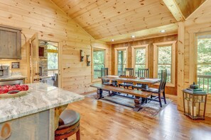 House (3 Bedrooms) | Interior