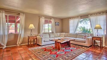 テレビ、暖炉、書庫