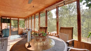 Ein Holzinterieur mit einem runden Tisch, Stühlen und einem Schild, das anzeigt, dass der Raum geschlossen ist.