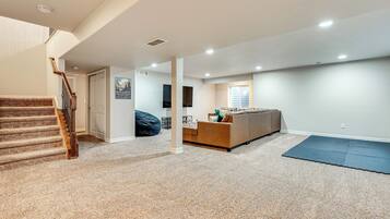 House (5 Bedrooms) | Interior