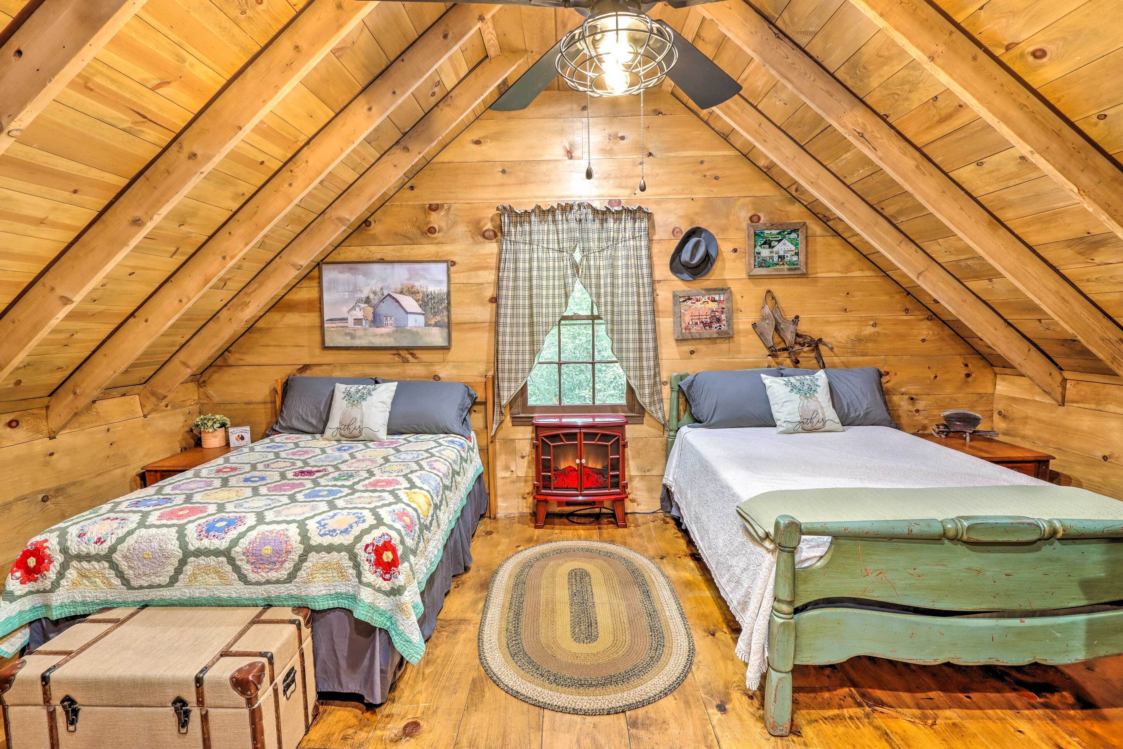 Um quarto de sótão acolhedor com duas camas, teto de madeira e decoração rústica.