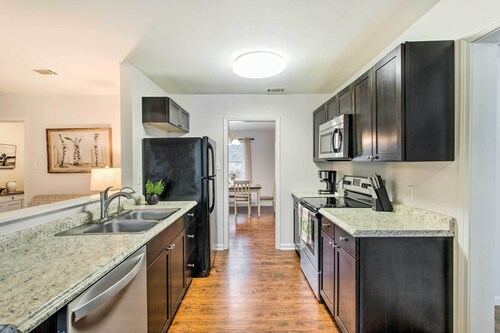 Bright Hinesville Home, 43 Mi to Savannah!