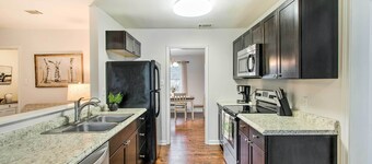 Bright Hinesville Home, 43 Mi to Savannah!