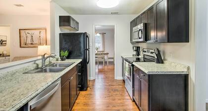 Bright Hinesville Home, 43 Mi to Savannah!