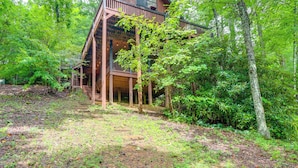 A wooden cabin with a balcony, surrounded by dense forest. - 'deer Haven' Cabin: 5 Mi to Dtwn Blue Ridge! (Blue Ridge)