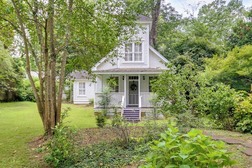 Romantic Cottage in Washington Historic District