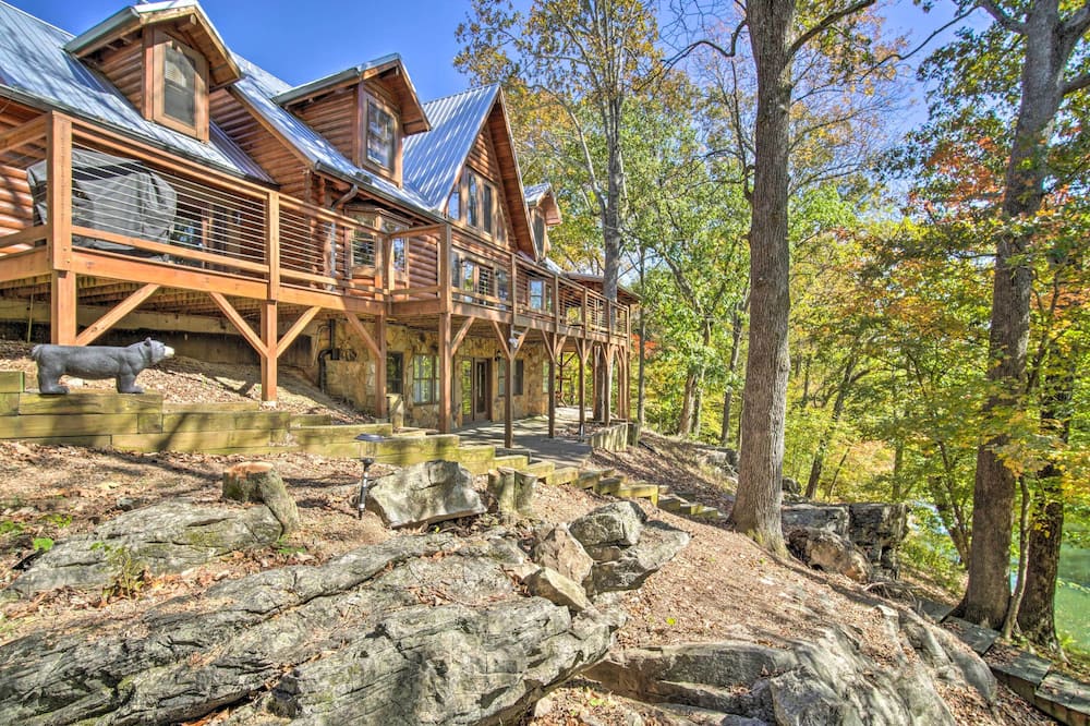 Calhoun Cabin w/ River View + Wraparound Deck - Resaca, GA