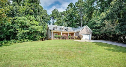 Inviting Austell Home: 14 Mi to Downtown Atlanta!